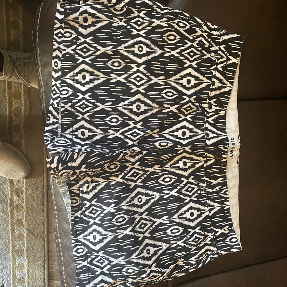 Printed black & white shorts